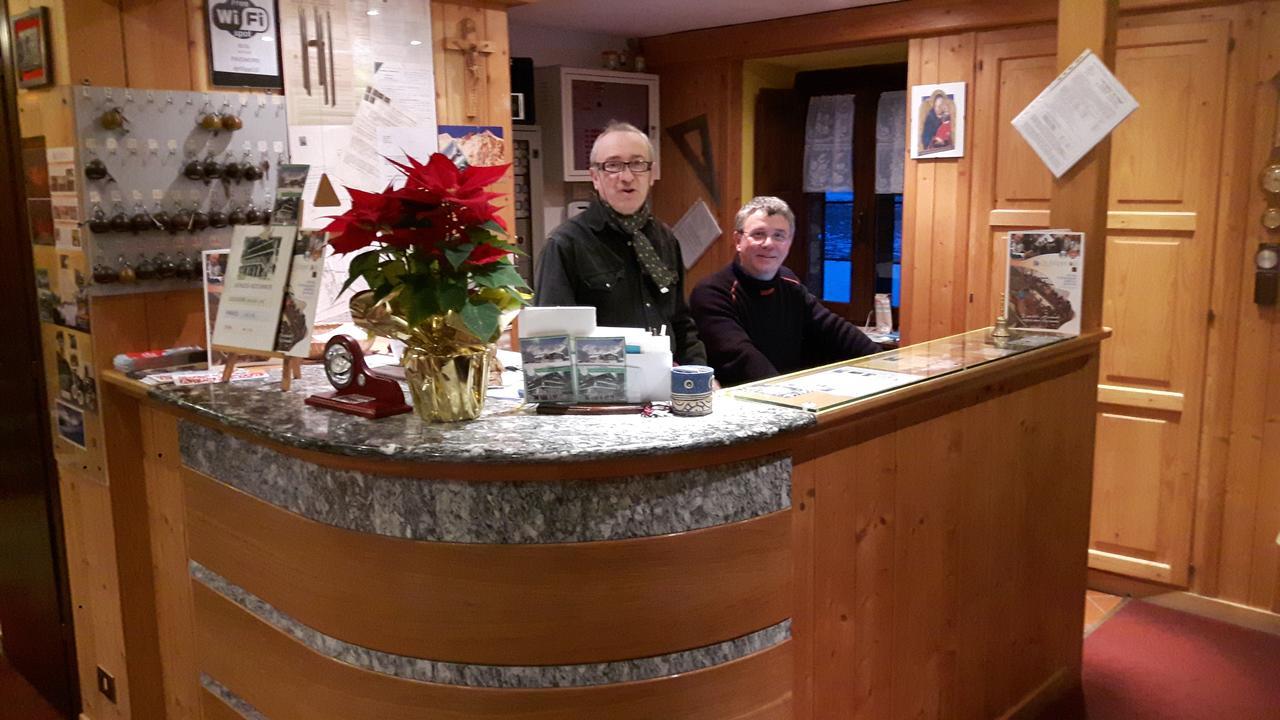 Casa Alpina De Filippi Hotel Macugnaga Eksteriør billede